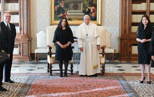 Dina Boluarte fue recibida por el Papa Francisco en el Vaticano