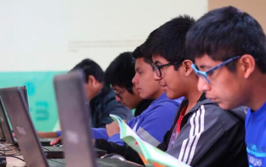 Declaran de interés nacional incorporación de educación financiera en currícula escolar