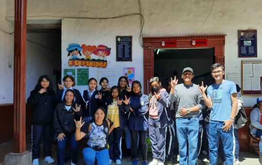 UNIVERSITARIOS FOMENTAN LA INTEGRACIÓN DE LA TECNOLOGÍA CON LA CONCIENCIA AMBIENTAL EN COLEGIO DE CAJAMARCA – RCR Peru