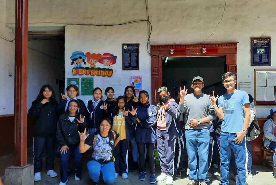 UNIVERSITARIOS FOMENTAN LA INTEGRACIÓN DE LA TECNOLOGÍA CON LA CONCIENCIA AMBIENTAL EN COLEGIO DE CAJAMARCA – RCR Peru