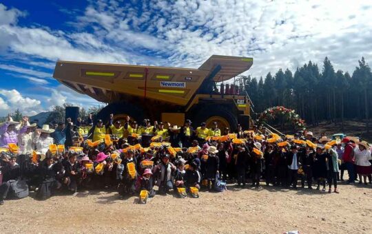 NEWMONT YANACOCHA DONA CAMIÓN GIGANTE A GRANJA PORCÓN COMO SÍMBOLO DE CONVIVENCIA ENTRE MINERÍA Y AGRICULTURA EN CAJAMARCA – RCR Peru