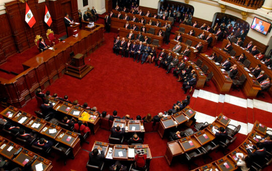 EL CONGRESO HA CAMBIADO LA CONSTITUCIÓN PARA ADECUARLA A LAS NECESIDADES DE LOS PARTIDOS CON BANCADAS – RCR Peru