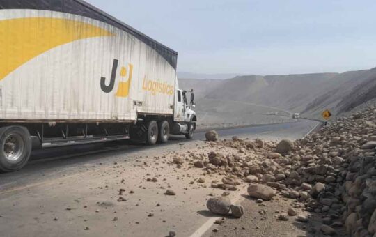 RÉPLICAS Y DESLIZAMIENTOS DE TIERRA TRAS SISMO EN CARAVELÍ – RCR Peru