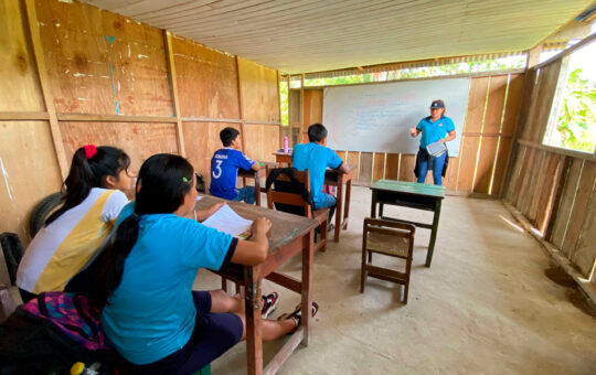 COLEGIOS DE COMUNIDADES DE LORETO NO TIENEN CONECTIVIDAD NI RECURSOS PARA ENSEÑANZA BILINGÜE – RCR Peru