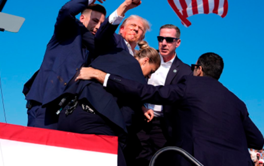 DONALD TRUMP RESULTA HERIDO TRAS CAER DURANTE UN MITIN EN PENSILVANIA – RCR Peru