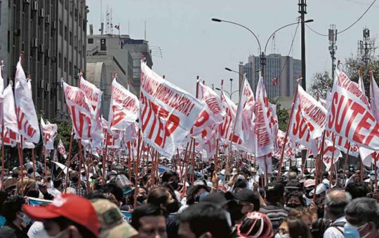 SUTEP MARCHA A MINISTERIO DE ECONOMÍA Y FINANZAS PARA DEMANDAR AUMENTO DE REMUNERACIONES – RCR Peru