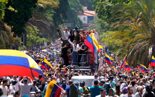 VENEZOLANOS SIGUEN APOYANDO A PESAR DE LA REPRESIÓN CHAVISTA – RCR Peru