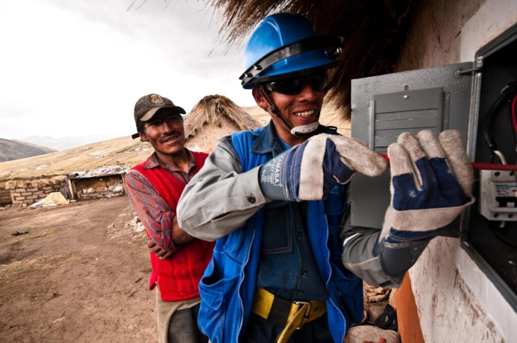 MINEM LLEVA ENERGÍA ELÉCTRICA A MÁS DE 40 MIL PERUANOS DE ZONAS RURALES EN 2024 – RCR Peru