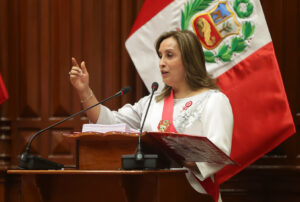 LA PRESIDENTA DINA BOLUARTE «VIVE UNA FANTASÍA», COMENTA ECONOMISTA – RCR Peru