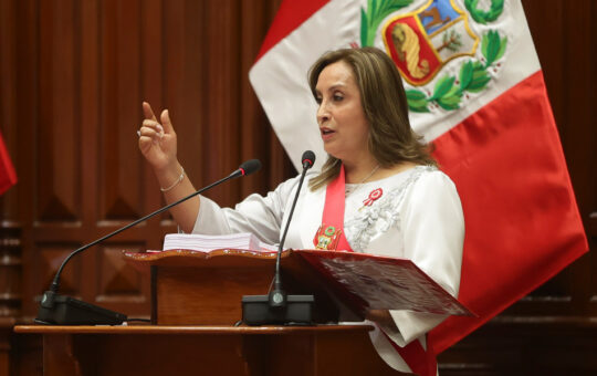 LA PRESIDENTA DINA BOLUARTE «VIVE UNA FANTASÍA», COMENTA ECONOMISTA – RCR Peru