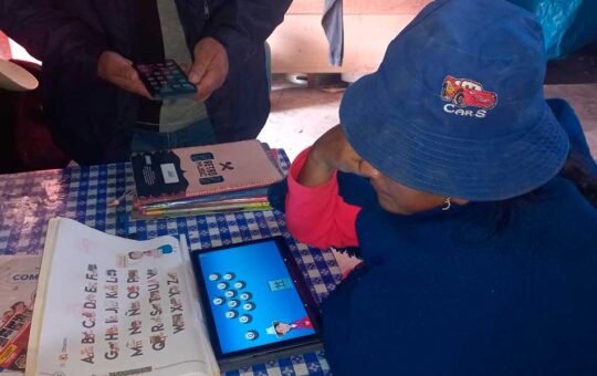 ADULTOS DE COCHAPAMPA RETOMAN SUS ESTUDIOS CON EL USO DE TABLETS A TRAVÉS DE APRENDO EN TAMBO DEL PROGRAMA PAIS – RCR Peru