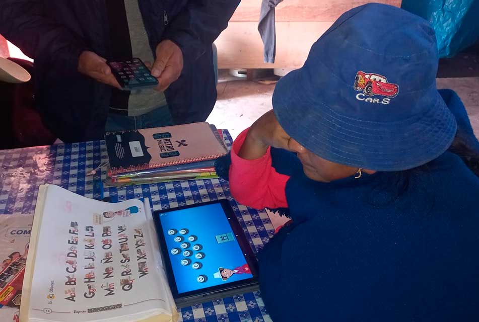 ADULTOS DE COCHAPAMPA RETOMAN SUS ESTUDIOS CON EL USO DE TABLETS A TRAVÉS DE APRENDO EN TAMBO DEL PROGRAMA PAIS – RCR Peru