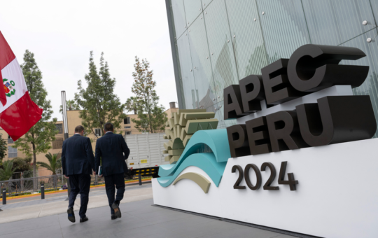 “EL APEC FOMENTA LA COOPERACIÓN ECONÓMICA SIN BARRERAS POLÍTICAS” – RCR Peru