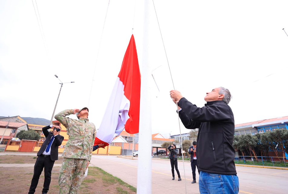 MINISTRO JORGE MONTERO ENCABEZÓ CEREMONIA DE IZAMIENTO DE BANDERA NACIONAL EN CERRO DE PASCO – RCR Peru