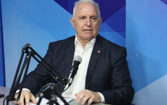 “LA AUSENCIA DE UNA CARRERA PÚBLICA Y UNA SOCIEDAD CIVIL FUERTE FRENA EL DESARROLLO DEL PERÚ” – RCR Peru