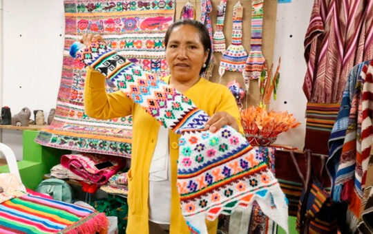 EL REGALO PERFECTO PARA ESTA NAVIDAD LO ENCUENTRAS EN RURAQ MAKI. TAJIMAT PUJUT  – RCR Peru