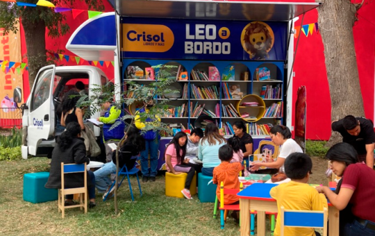 BIBLIOTECA MÓVIL “LEO A BORDO” FOMENTA EL HÁBITO DE LA LECTURA A LOS ALUMNOS Y MAESTROS DEL PERÚ – RCR Peru