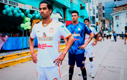 AYACUCHO FC PRESENTÓ SU NUEVA CAMISETA PARA AFRONTAR LA LIGA 1 2025 – RCR Peru