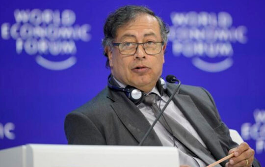 CUESTIONAN QUE GUSTAVO PETRO TOME DECISIONES A TRAVÉS DE REDES SOCIALES – RCR Peru