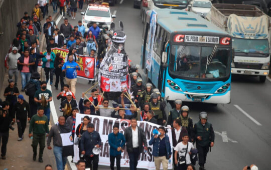 GREMIOS DE TRANSPORTISTAS ANUNCIAN PARO EL 6 DE FEBRERO ANTE AUMENTO DE CRIMINALIDAD – RCR Peru