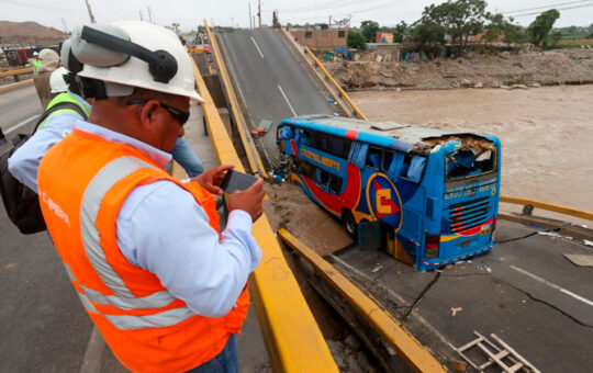 DESPLOME DE PUENTE CHANCAY HA SIDO POR FALTA DE MANTENIMIENTO – RCR Peru