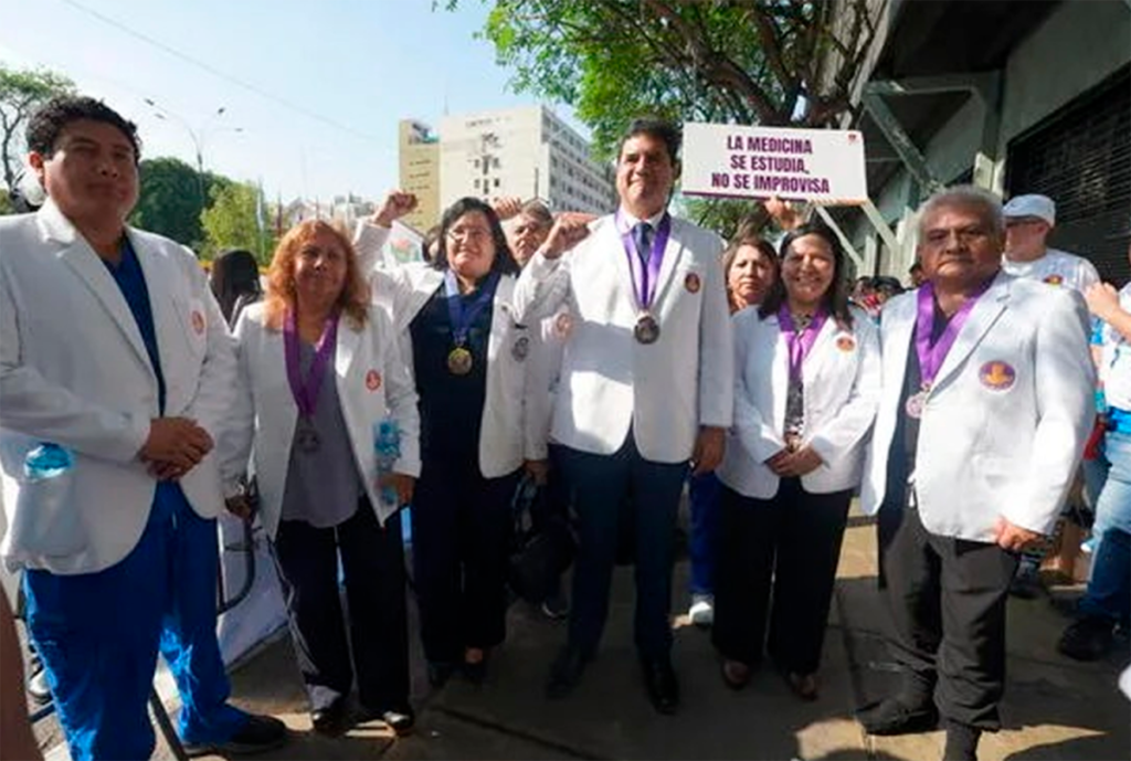 MÉDICOS BUSCA INFLUENCIA POLÍTICA PARA DEROGAR LEY DE ODONTÓLOGOS – RCR Peru