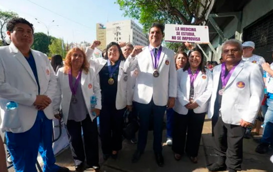 MÉDICOS BUSCA INFLUENCIA POLÍTICA PARA DEROGAR LEY DE ODONTÓLOGOS – RCR Peru