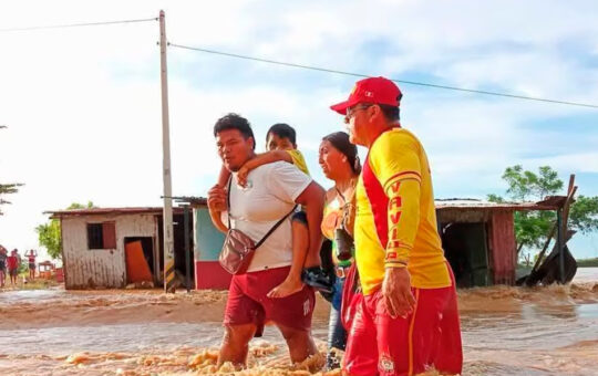 DESBORDE DEL RÍO TUMBES DEJA MILES DE DAMNIFICADOS Y AÍSLA POBLADOS Y COMUNIDADES  – RCR Peru