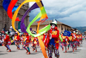 PESE A INTENSAS LLUVIAS SE REALIZÓ CON ÉXITO EL CARNAVAL CAJAMARCA 2025 – RCR Peru