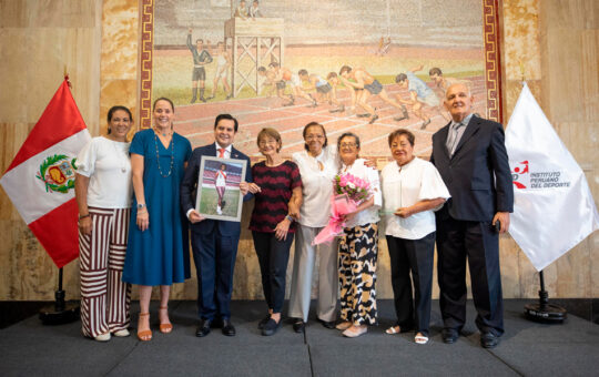 IPD RINDE HOMENAJE EN EL DÍA INTERNACIONAL DE LA MUJER A ´LUCHA´ FUENTES, LEYENDA DEL VÓLEY PERUANO – RCR Peru