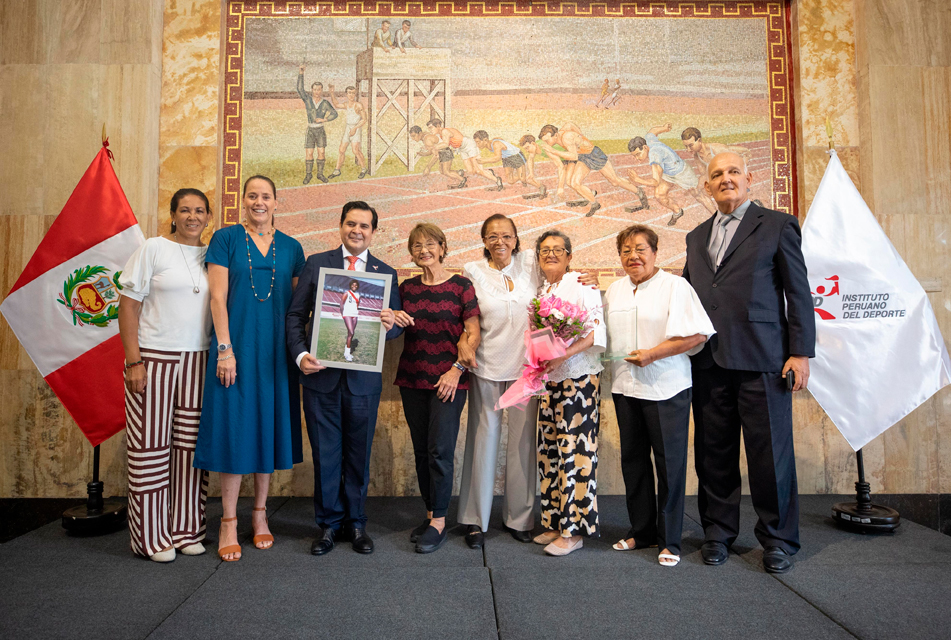 IPD RINDE HOMENAJE EN EL DÍA INTERNACIONAL DE LA MUJER A ´LUCHA´ FUENTES, LEYENDA DEL VÓLEY PERUANO – RCR Peru