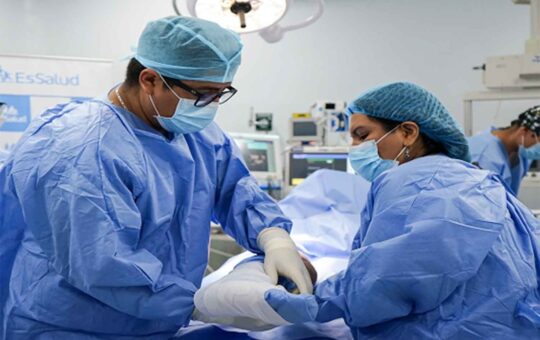 ALREDEDOR DE MIL PACIENTES ESPERAN PRÓTESIS DE RODILLA Y CADERA EN HOSPITAL CAYETANO HEREDIA – RCR Peru