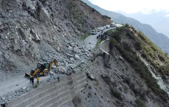 AUTORIDADES SOLO REALIZAN UN TAPADO DE DAÑOS EN LAS CARRETERAS DEL PÁUCAR DEL SARA SARA – RCR Peru