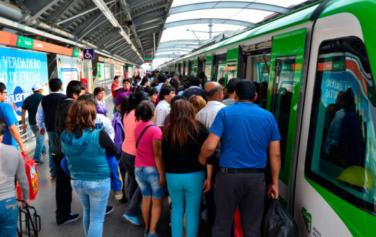 TRABAJADORES DESTINAN MÁS DE 100 MINUTOS EN MOVILIZARSE A SU CENTRO LABORAL – RCR Peru