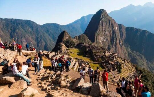 CONTRALORÍA ADVIERTE RIESGO DE SOBRECARGA TURÍSTICA EN MACHU PICCHU – RCR Peru