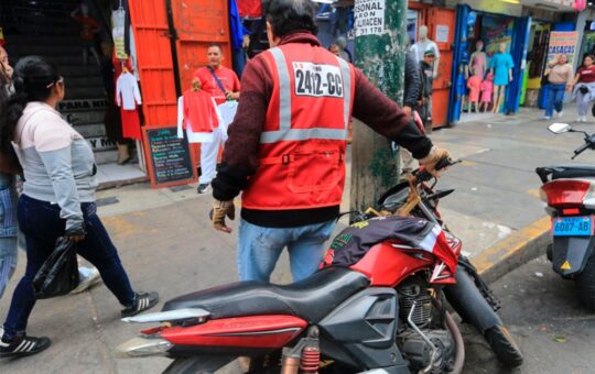 MOTOCICLISTAS SE OPONEN A NORMATIVA QUE LOS OBLIGA A USAR CASCO CERTIFICADO Y CHALECOS – RCR Peru