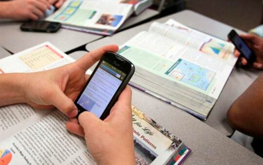 PROHIBICIÓN DE CELULARES DENTRO DE LAS AULAS MEJORARÁ LA DISCIPLINA ESCOLAR – RCR Peru
