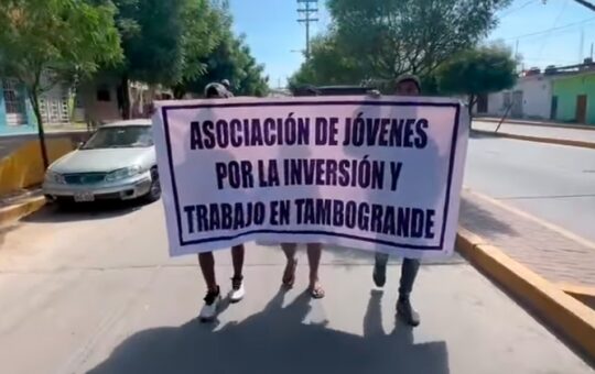 JÓVENES DE TAMBOGRANDE SE MOVILIZARON EXIGIENDO INVERSIONES Y TRABAJO – RCR Peru