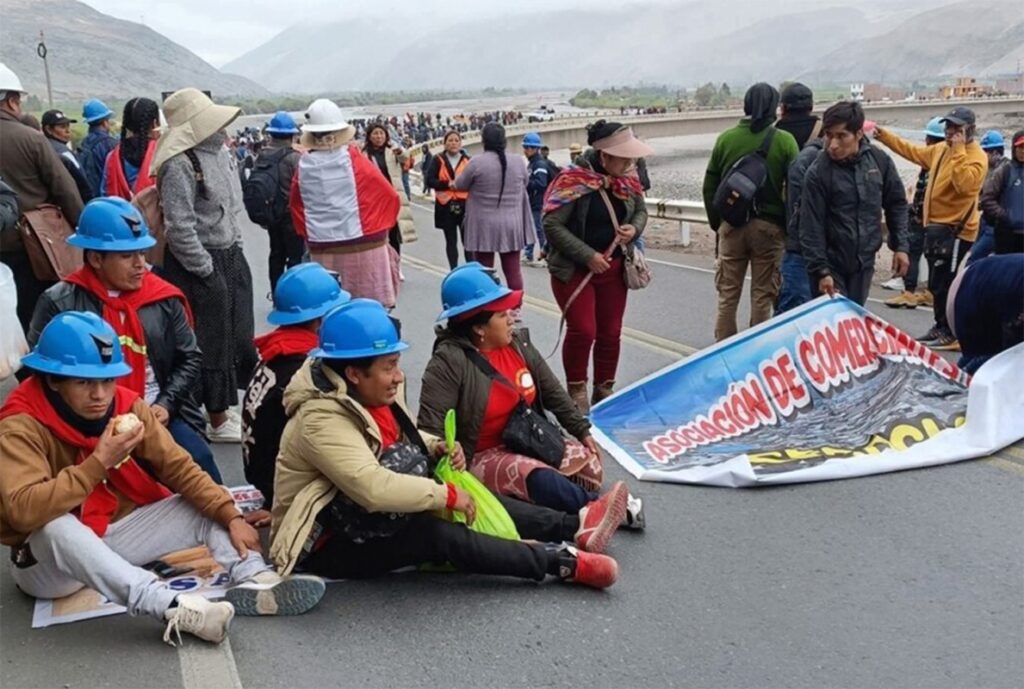 MINEROS ARTESANALES MANTIENEN BLOQUEOS EN SIETE CARRETERAS CLAVE DEL SUR – RCR Peru