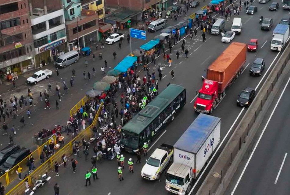 LA MOVILIZACIÓN DEL 28 DE JULIO ES UNA RESPUESTA POLÍTICA DEL PUEBLO POR EL MAL ACCIONAR DEL GOBIERNO – RCR Peru