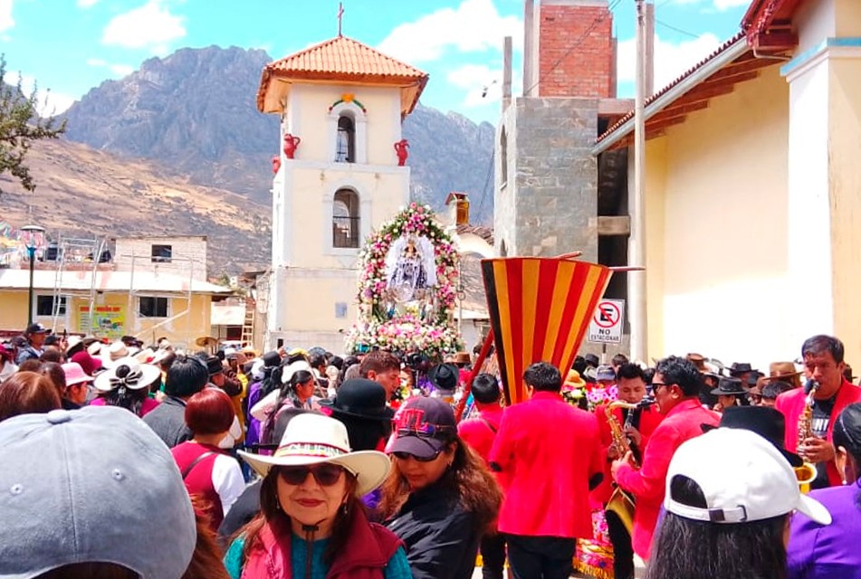 CENTENARES DE DEVOTOS ACOMPAÑARON LAS ANDAS DE LA SANTISIMA VIRGEN DE LA ASUNCIÓN – RCR Peru