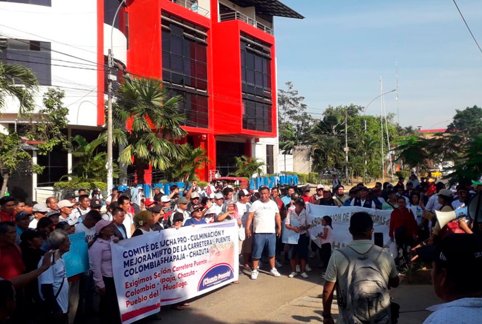 POBLADORES DE CHAZUTA SE MOVILIZAN A TARAPOTO PARA EXIGIR SOLUCIÓN A PROBLEMAS EN LA CARRETERA PUENTE COLOMBIA – RCR Peru