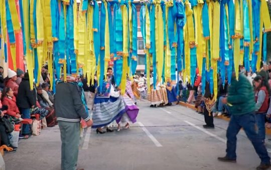 EL TRADICIONAL TORNEO DE CINTAS CULMINÓ CON LA QUEMA DE UN IMPRESIONANTE CASTILLO – RCR Peru