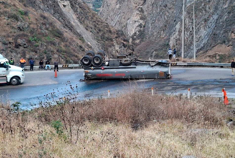 OEFA SUPERVISA VOLCADURA DE UN CAMIÓN CISTERNA EN LA CARRETERA CENTRAL – RCR Peru