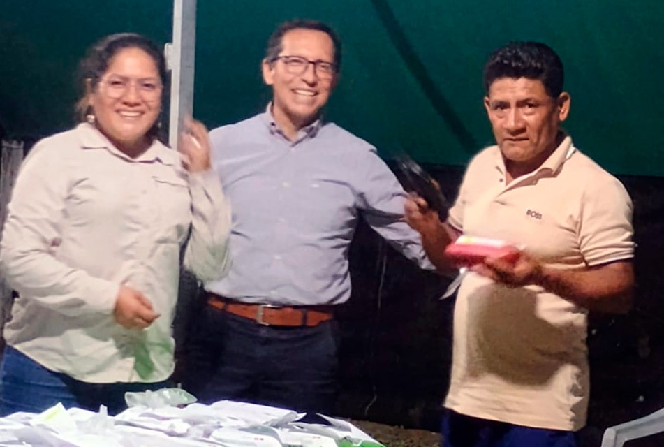 PROYECTO EL ALGARROBO ENTREGA 150 LENTES A VECINOS DE TAMBOGRANDE – RCR Peru