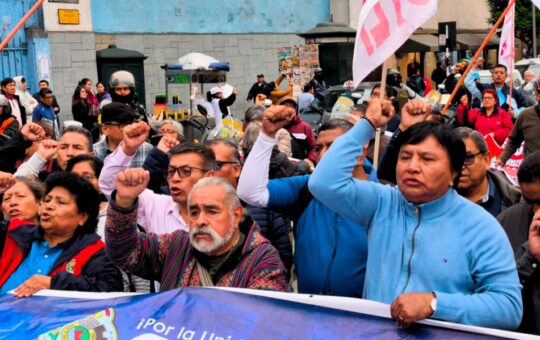 CONGRESO APRUEBA LEY QUE ASEGURA PENSIÓN DIGNA PARA MÁS DE 160 MIL DOCENTES CESANTES Y JUBILADOS – RCR Peru