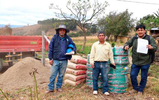 EN COLABORACIÓN CON LA EMPRESA NEWMONT YANACOCHA, LA JUNTA DE USUARIOS DEL RÍO MASHCÓN REALIZÓ LA ENTREGA DE MATERIALES PARA LA MEJORA DEL CANAL DE RIEGO “LOS ALISOS” – RCR Peru