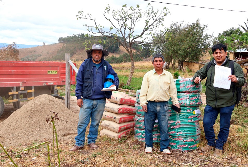 EN COLABORACIÓN CON LA EMPRESA NEWMONT YANACOCHA, LA JUNTA DE USUARIOS DEL RÍO MASHCÓN REALIZÓ LA ENTREGA DE MATERIALES PARA LA MEJORA DEL CANAL DE RIEGO “LOS ALISOS” – RCR Peru