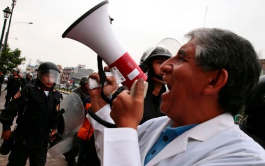 TRABAJADORES DE SALUD DE LIMA ANUNCIAN PARALIZACIÓN PARA EL 30 DE SEPTIEMBRE ANTE INCUMPLIMIENTO DE DIÁLOGO – RCR Peru