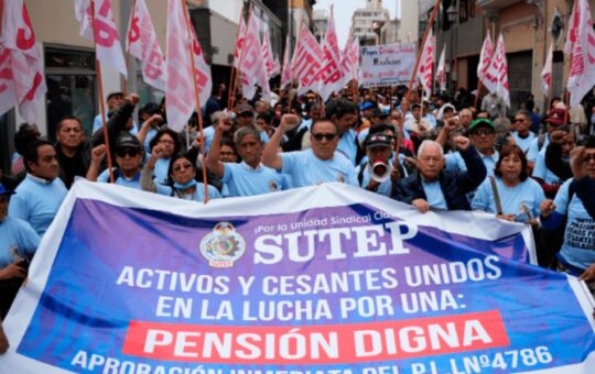 SUTEP INSTA PROMULGAR LEY QUE AUMENTA PENSIONES DOCENTES CESANTES Y JUBILADOS – RCR Peru